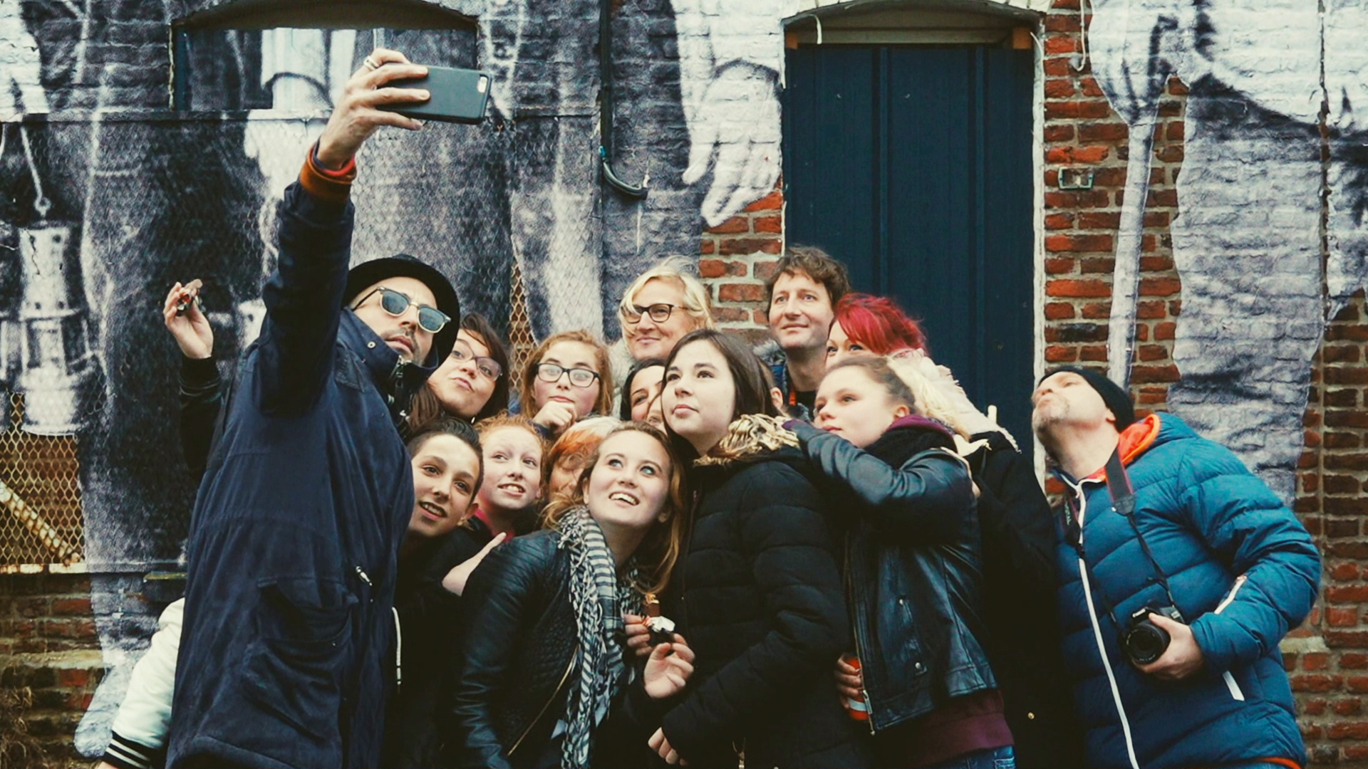 顔たち,ところどころ('17仏) 顔たち、ところどころ【KYOTOGRAPHIE 2025開催記念】 – アップ